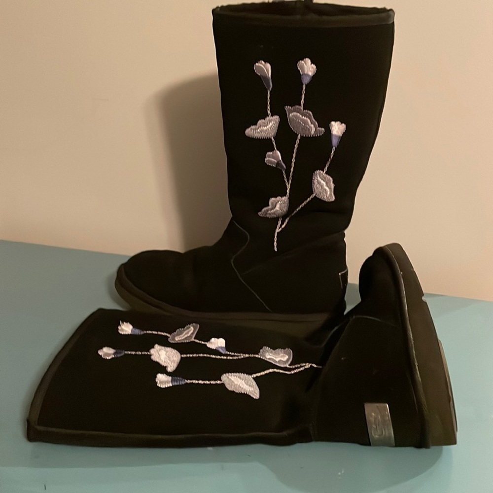 UGG Australia black suede Silver Flower Embroidery Boots. Sheepskin lining. Sz 7